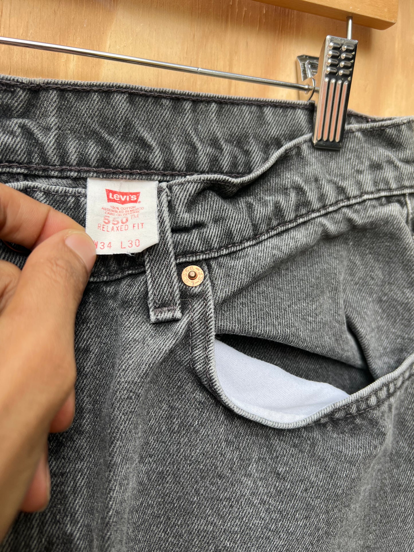 Vintage 90s 550 black Levi’s 550 relaxed fit Size 36x32 35x32