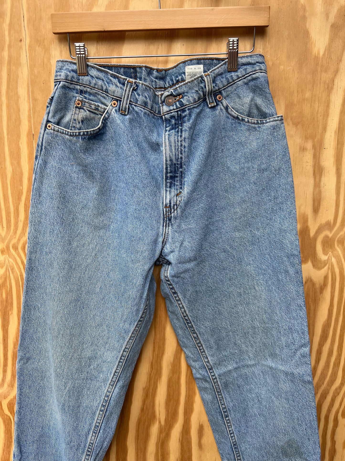 Women’s Vintage 90s 10950 Levi’s white tab relaxed taper fit size 13 31x31