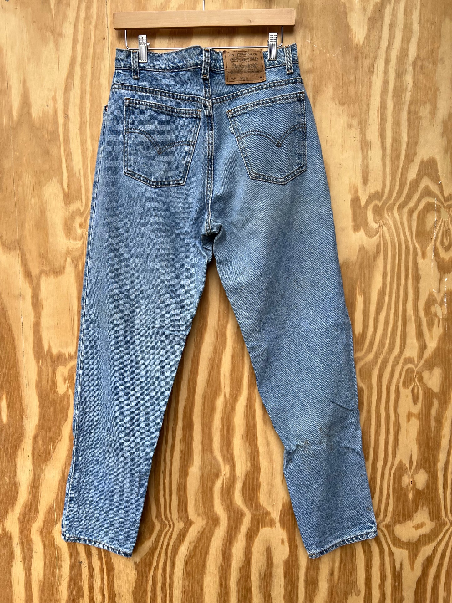 Women’s Vintage 90s 10950 Levi’s white tab relaxed taper fit size 13 31x31